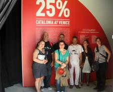 Cinc dels protagonistes de “25% Catalonia at Venice” visiten la mostra catalana de la Biennal d'Art de Venècia