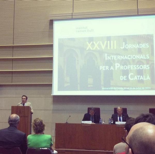 Àlex Susanna welcoming the participants of the Congress for teachers of Catalan