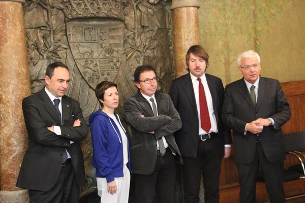 Jaume Ciurana, Chus Martínez, Àlex Susanna, Albert Serra y Ferran Mascarell, en la Sala Rosselló de la sede del IRL en Barcelona