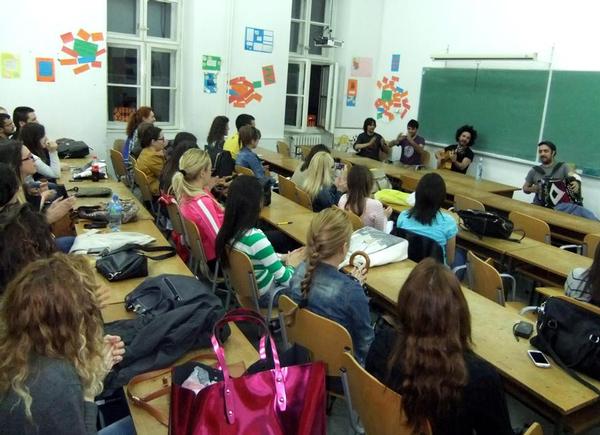 La Troba Kung-Fú fent classe als estudiants de català de Belgrad - Foto: Pau Bori Sanz 