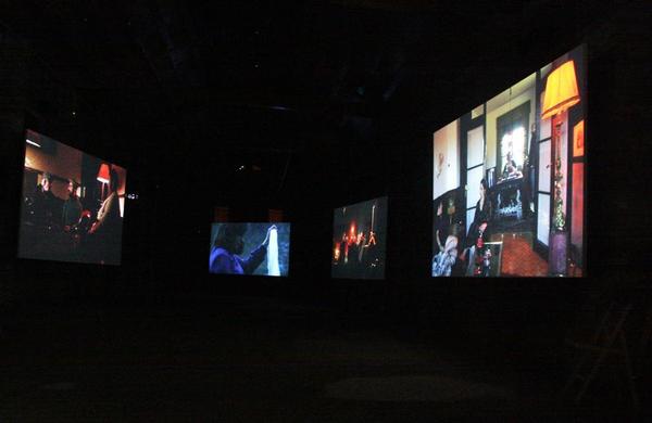 La exposición catalana se proyecta en cinco pantallas. | Foto: Pau Cortina (ACN)