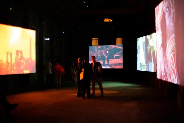 Interior de la exposición, con las cinco pantallas. | Foto: Mahala Nuuk