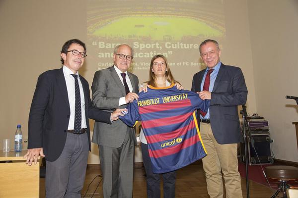 Entrega d'una samarreta del FC Barcelona al rector ©FC Barcelona