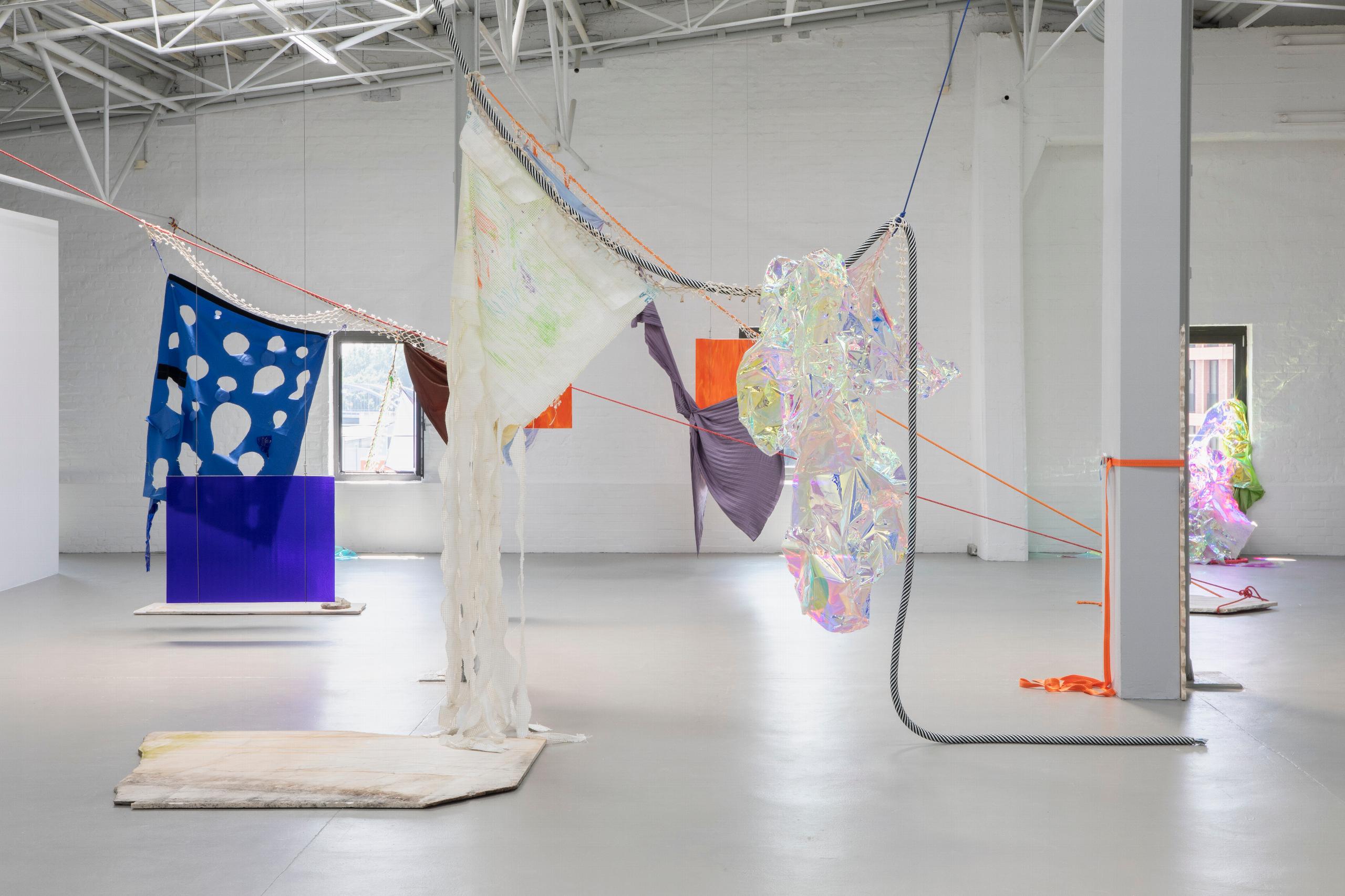 Rosa Tharrats, Vestir el vent, 2025. Installation view Kunsthalle Münster. Photo: Moritz Hagedorn