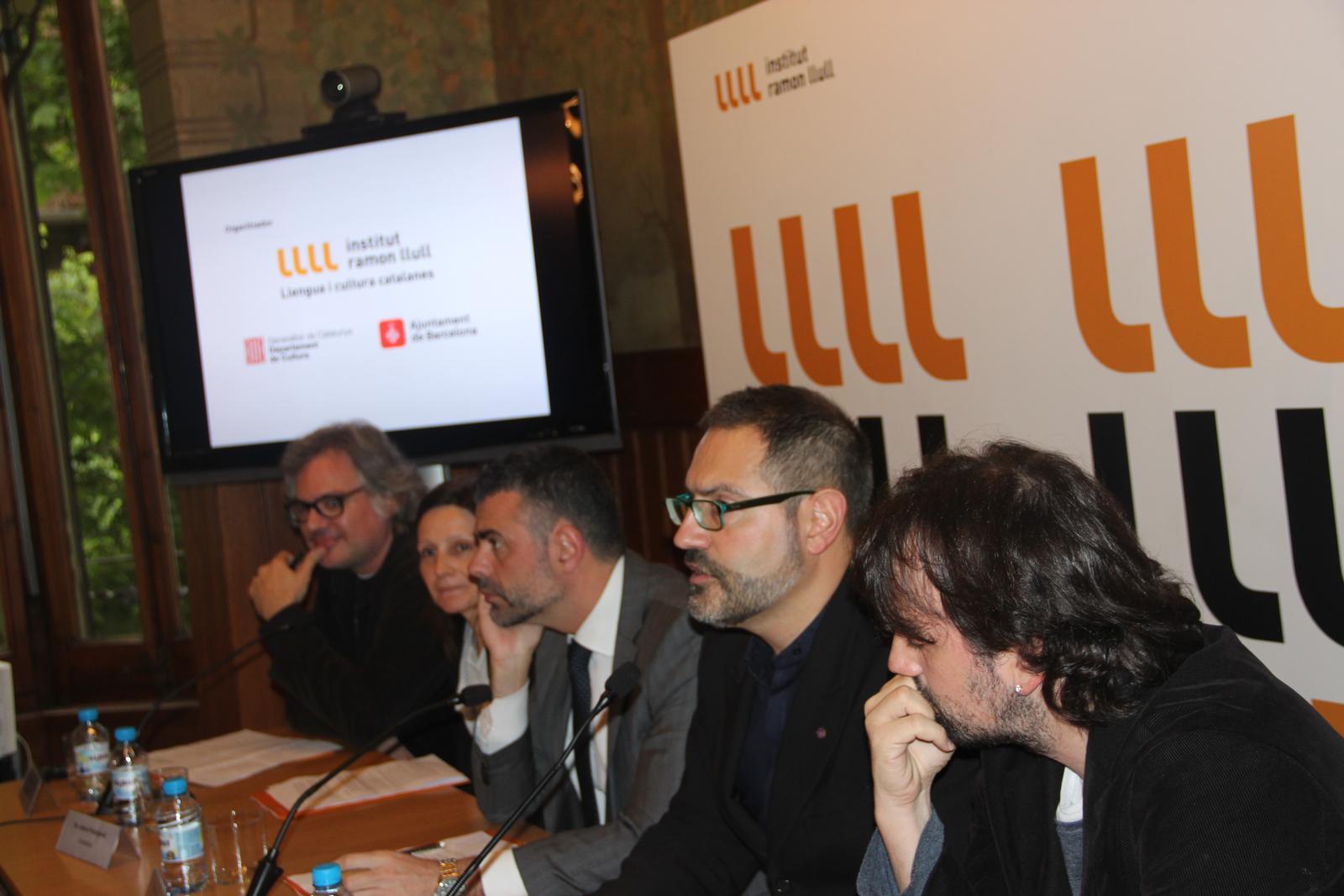 El conseller de cultura, Santi Vila, el director de l'IRL, Manuel Forcano i els comissaris Jaume Prat, Jelena Prokoplevic i Isaki Lacuesta