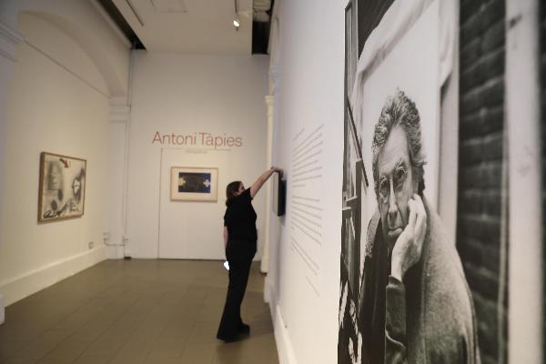 Primera exposición individual de Antoni Tàpies en Chile