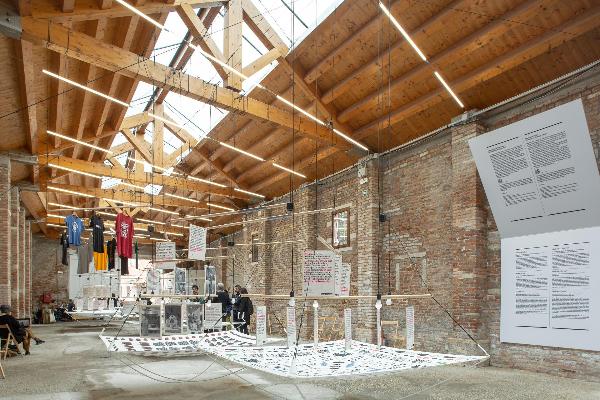 S’inaugura ”Seguint el peix”, el projecte català comissariat per Leve en col·laboració amb Top Manta, a la Biennal d’Arquitectura de Venècia