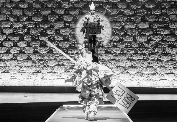 Ubu - Jarrys legendäre Antikriegs-Farce in der Regie von Star-Regisseur Robert Wilson, mit Figuren nach Entwürfen von Joan Miró