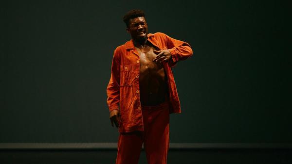 Oulouy bringt ‘BLACK’ auf die Bühne des Tanzhaus NRW 