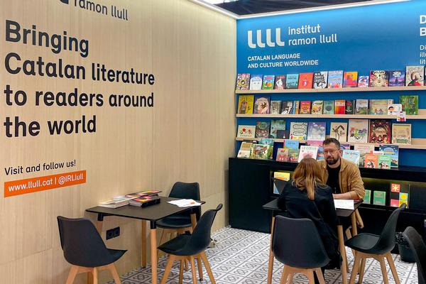 El Departamento de Cultura participa en la Feria del Libro Infantil de Bolonia, donde las editoriales y los autores de literatura infantil y juvenil catalana tienen una presencia destacada
