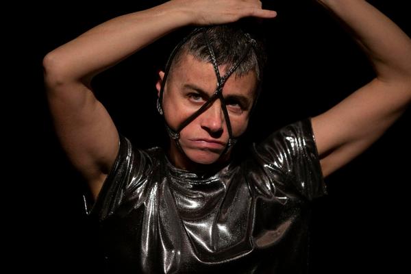 Das ausgezeichnete Stück ”EZ” von Zed Zanzu im Chamaleon Theater 