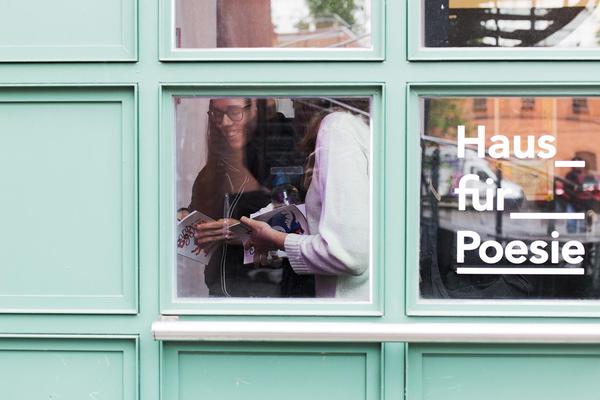 Sant Jordi wird im Haus für Poesie mit einer Lesung zu Poesie und Wissenschaft gefeiert