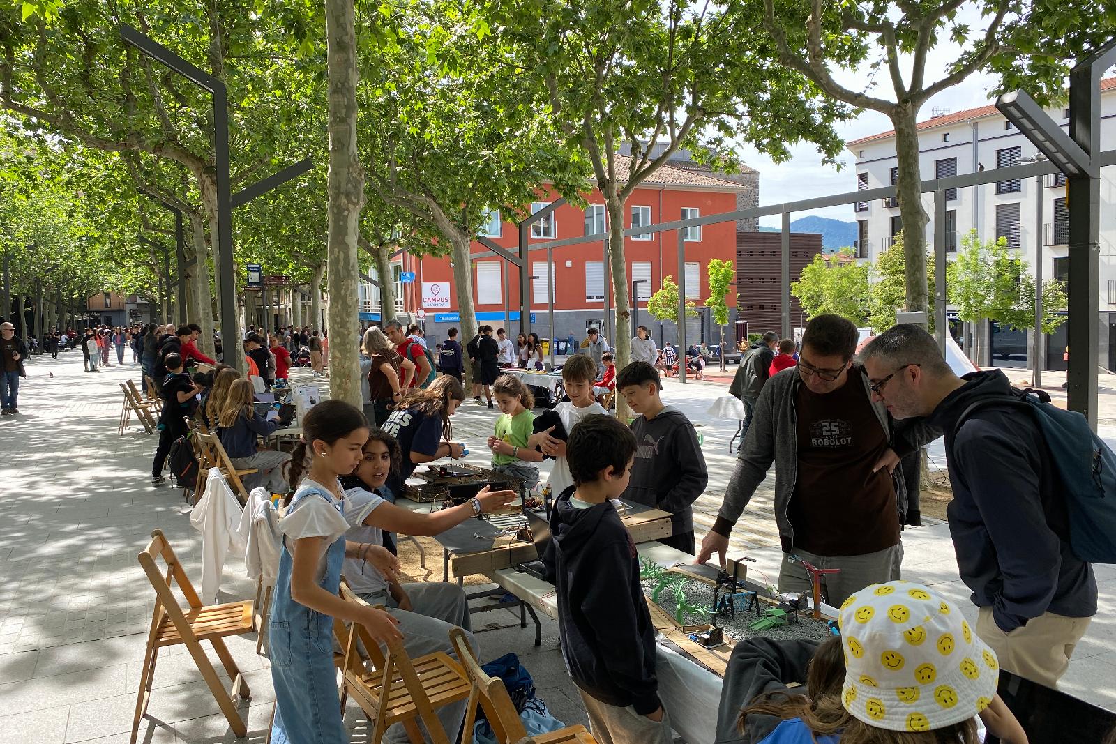 Olot acull la Fira SteamMakers de projectes escolars de robòtica