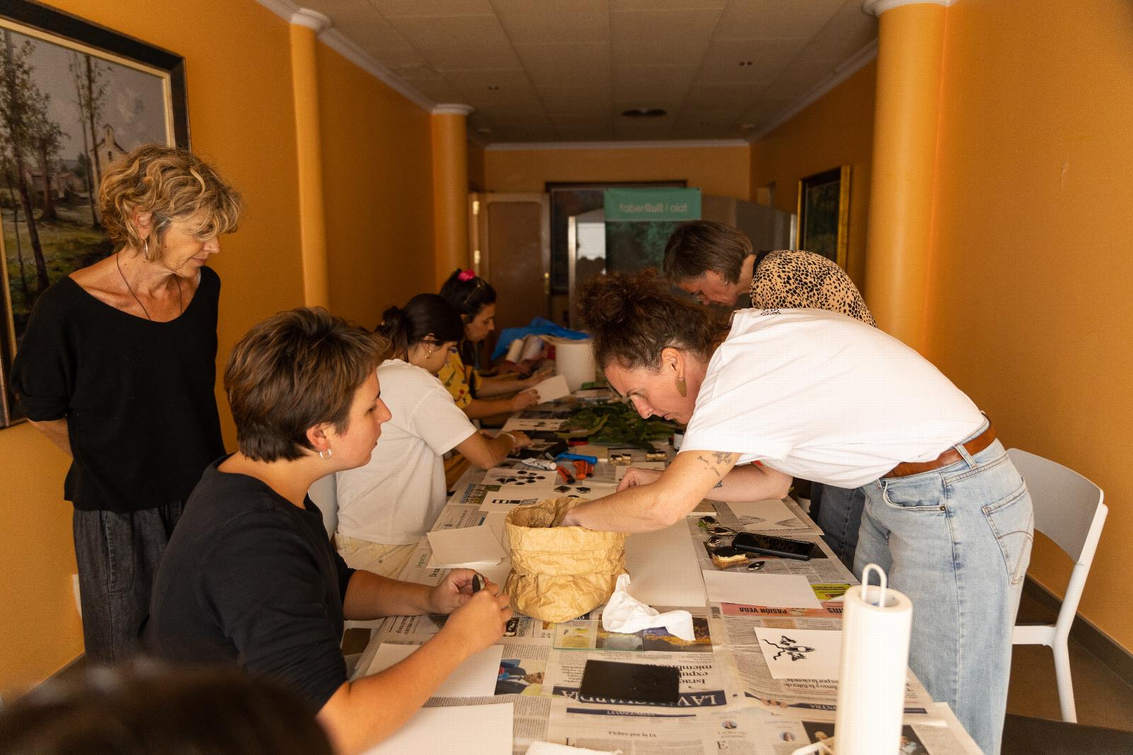 Àfrica Fanlo ofereix un taller d’estampació per a les il·lustradores residents a Faberllull