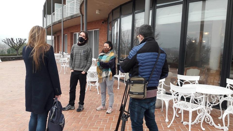  TV Olot interviews Dolça Lafarque and Mauricio Sierra