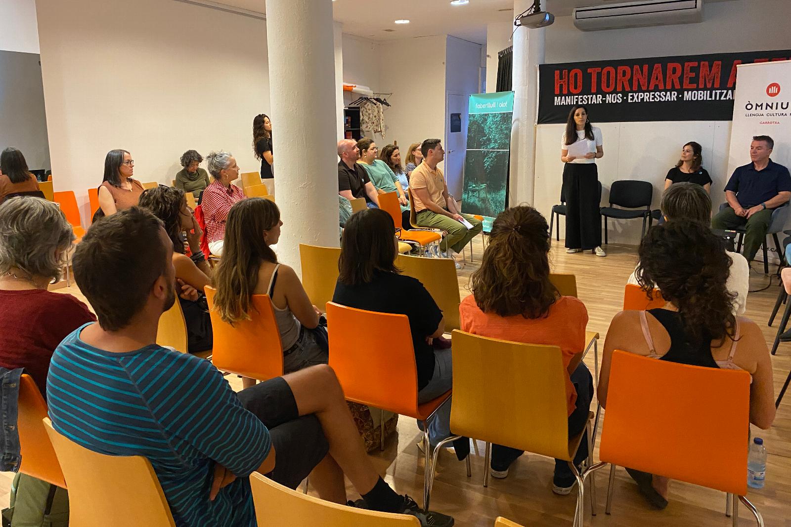 Òmnium Garrotxa hosts dialogue on teaching and learning of languages 