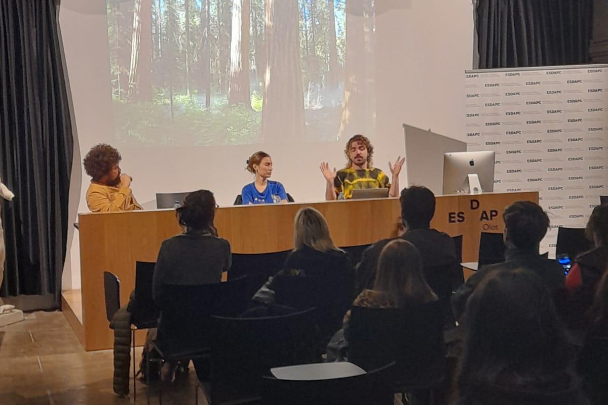 Els residents de Serielizados expliquen l’ofici de guionista als alumnes de l’Escola d’Art d’Olot