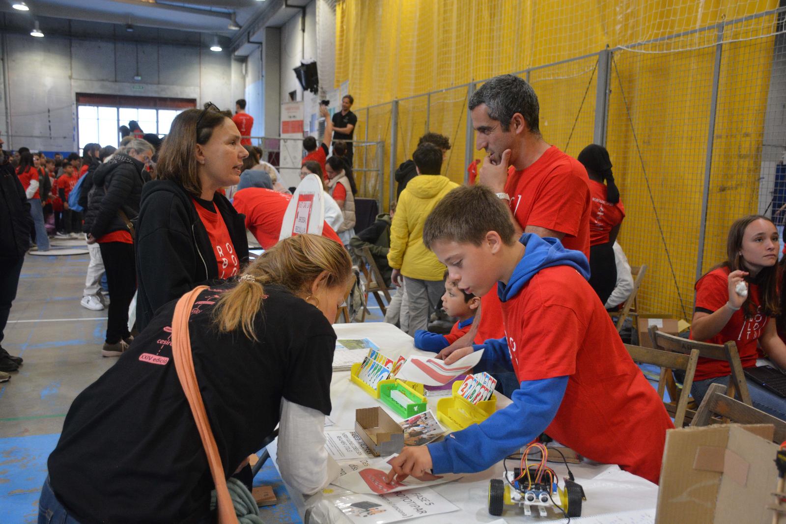 Els residents de l’estada de robòtica educativa participen a la Fira de Projectes STEAMakers