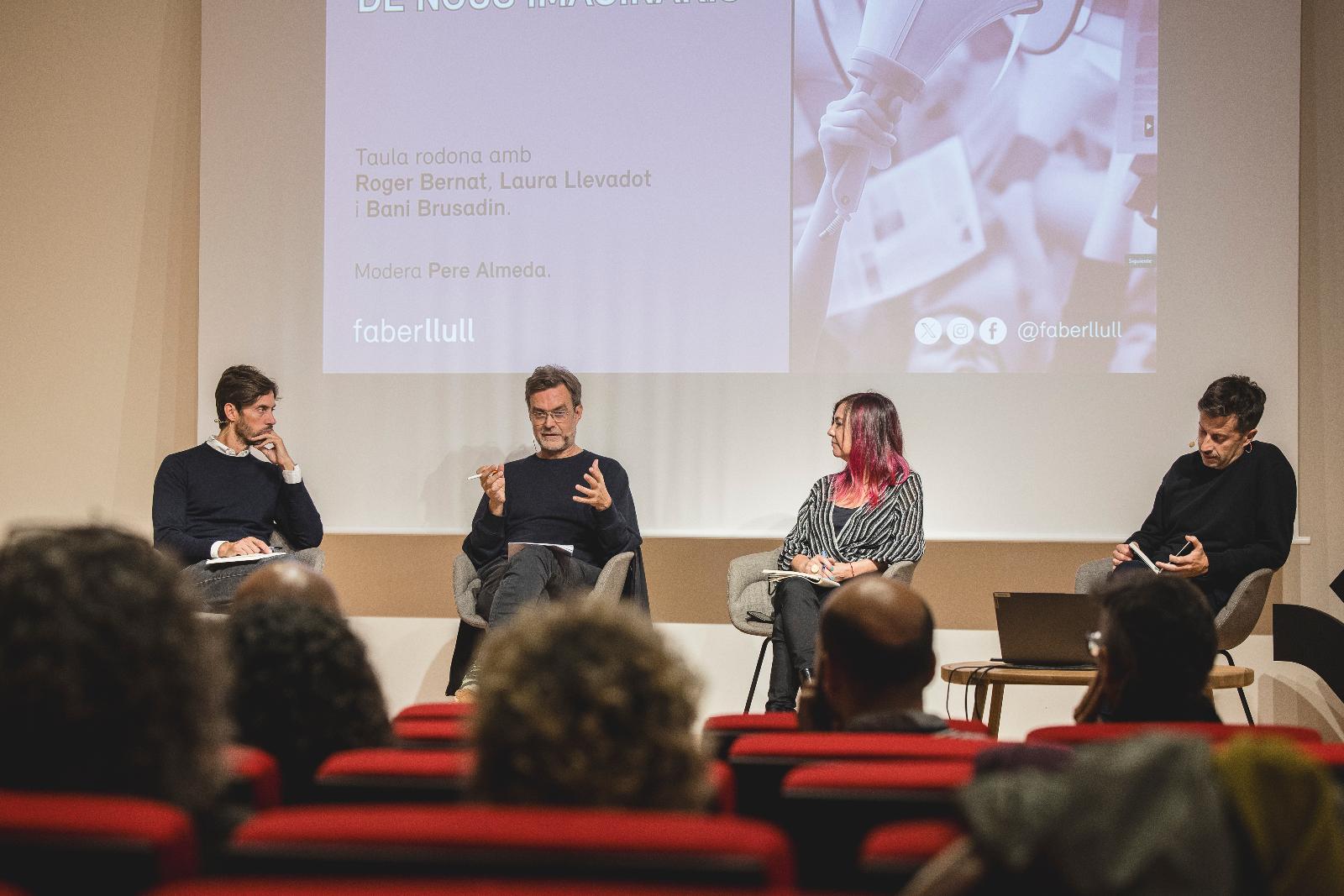 Taula rodona a l'Espai Cràter amb Roger Bernat, Laura Llevadot i Bani Brusadin