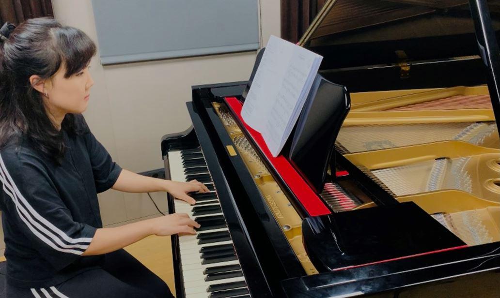 Assaigs de Jung Sun Kang, compositora i pianista, resident a faberllull Olot.