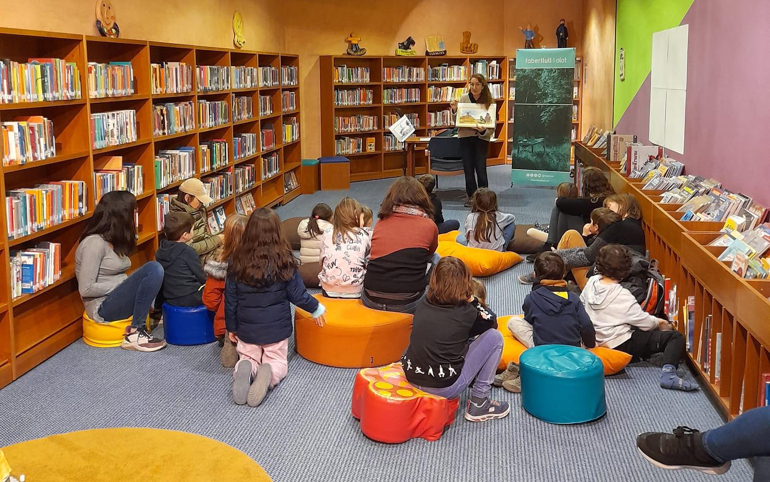 Saliha Nilüfer reading at the Marià Vayreda library in Olot