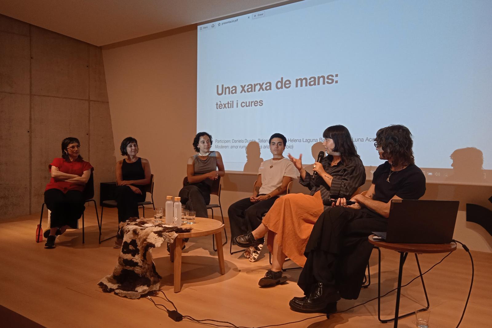 Taula rodona sobre tèxtil i cures a l’Espai Cràter d’Olot