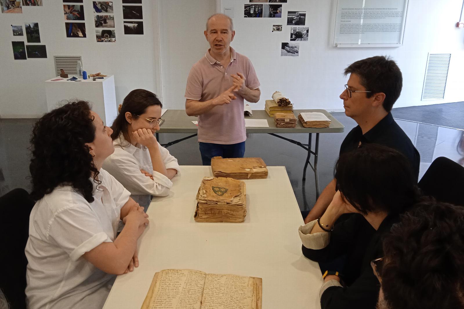 Investigadors medievalistes visiten l’Arxiu Comarcal de la Garrotxa 