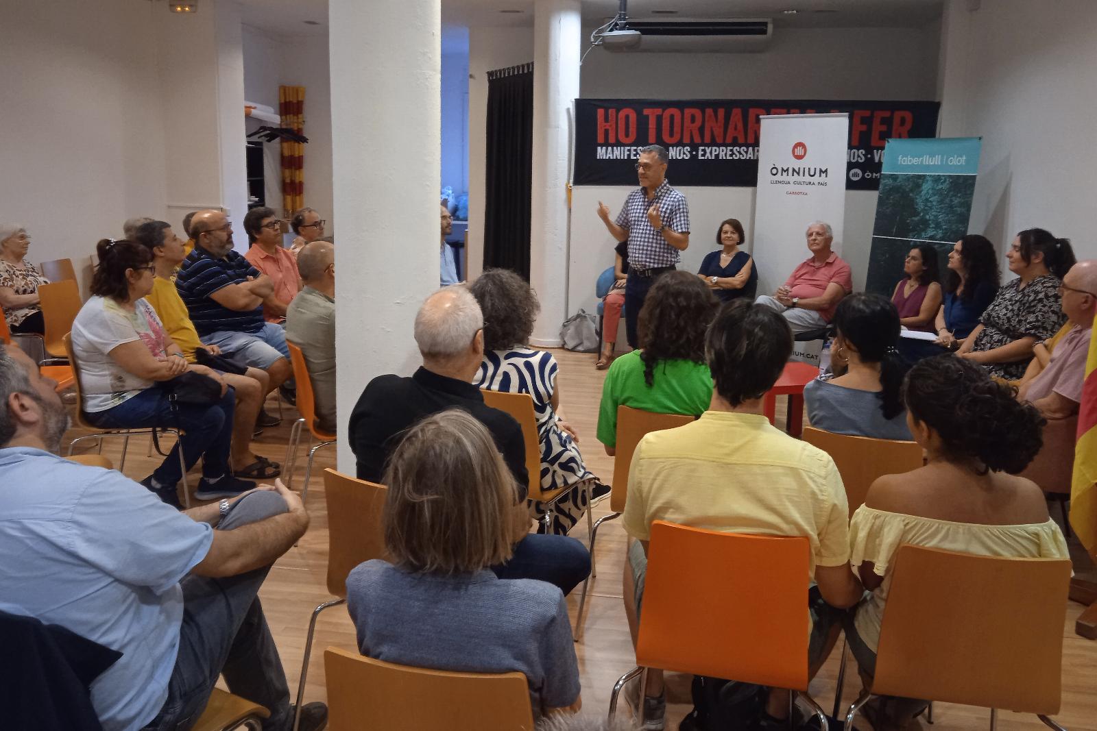 Òmnium Garrotxa acull un diàleg amb representants de les associacions de catalanística