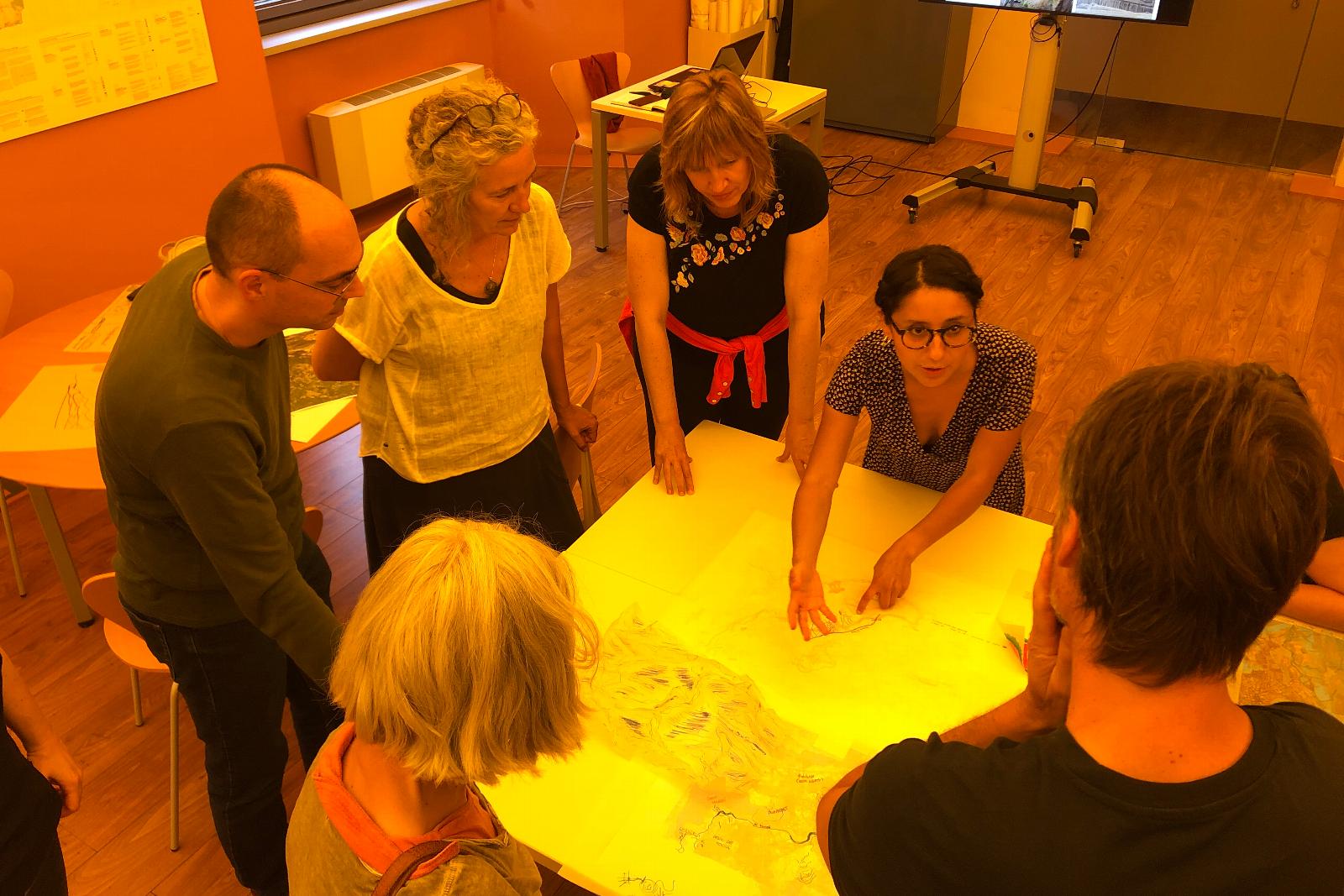 Gloria Carolina Fiallo imparteix un taller de cartografia sobre la indústria i l’aigua