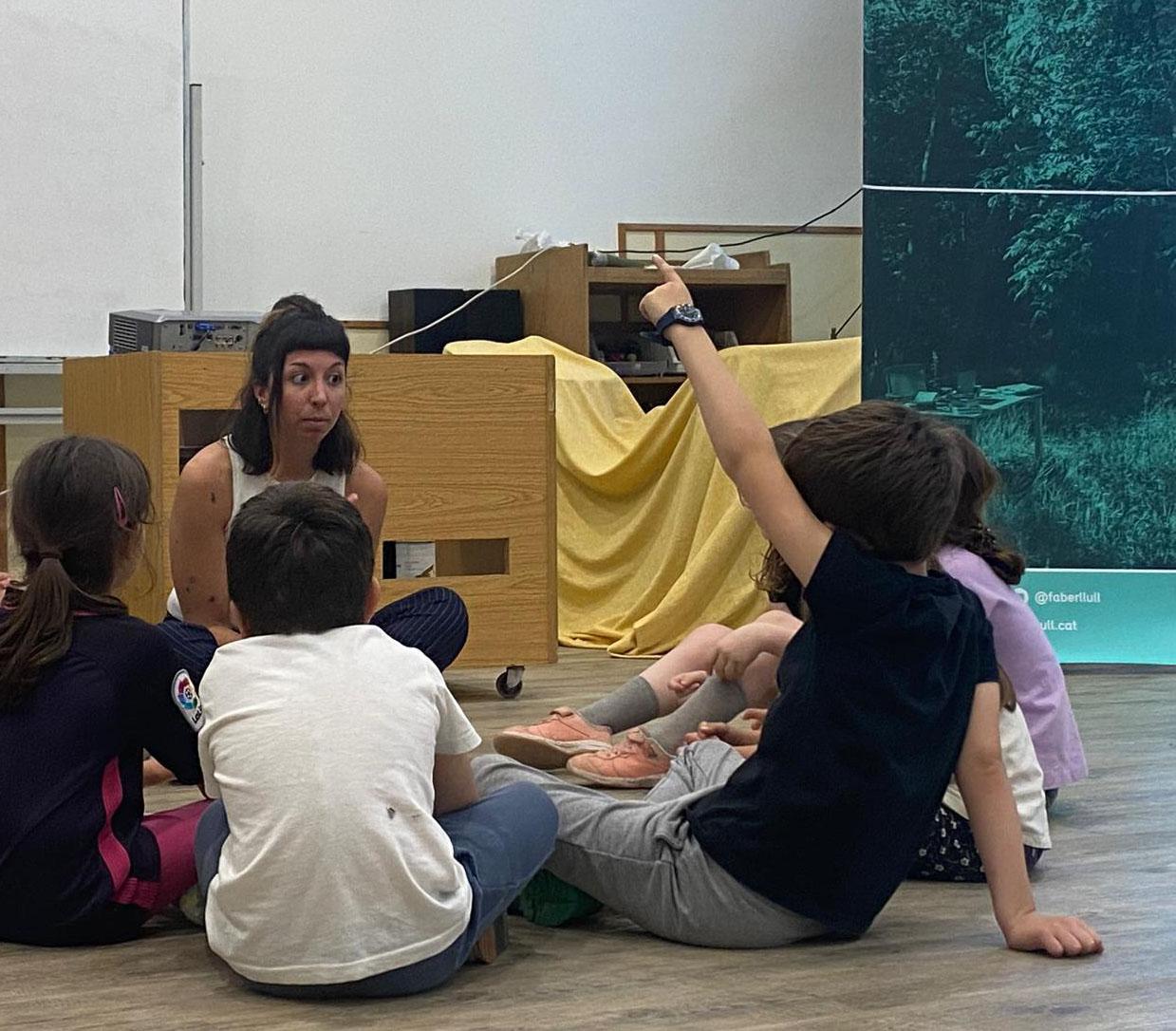Mar Sala dirigeix una activitat pels infants de l’Aula Musical d’Olot