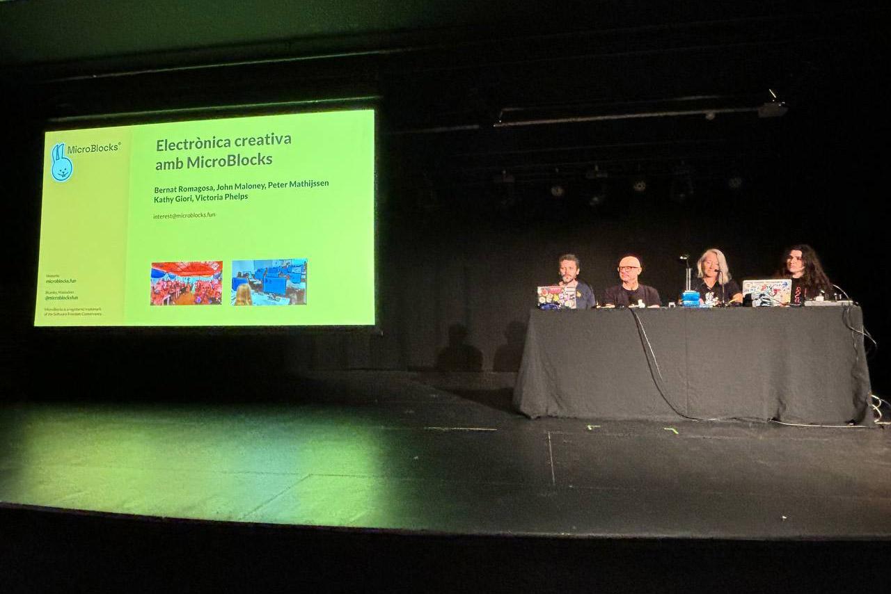 Professionals de robòtica educativa omplen la sala El Torín 