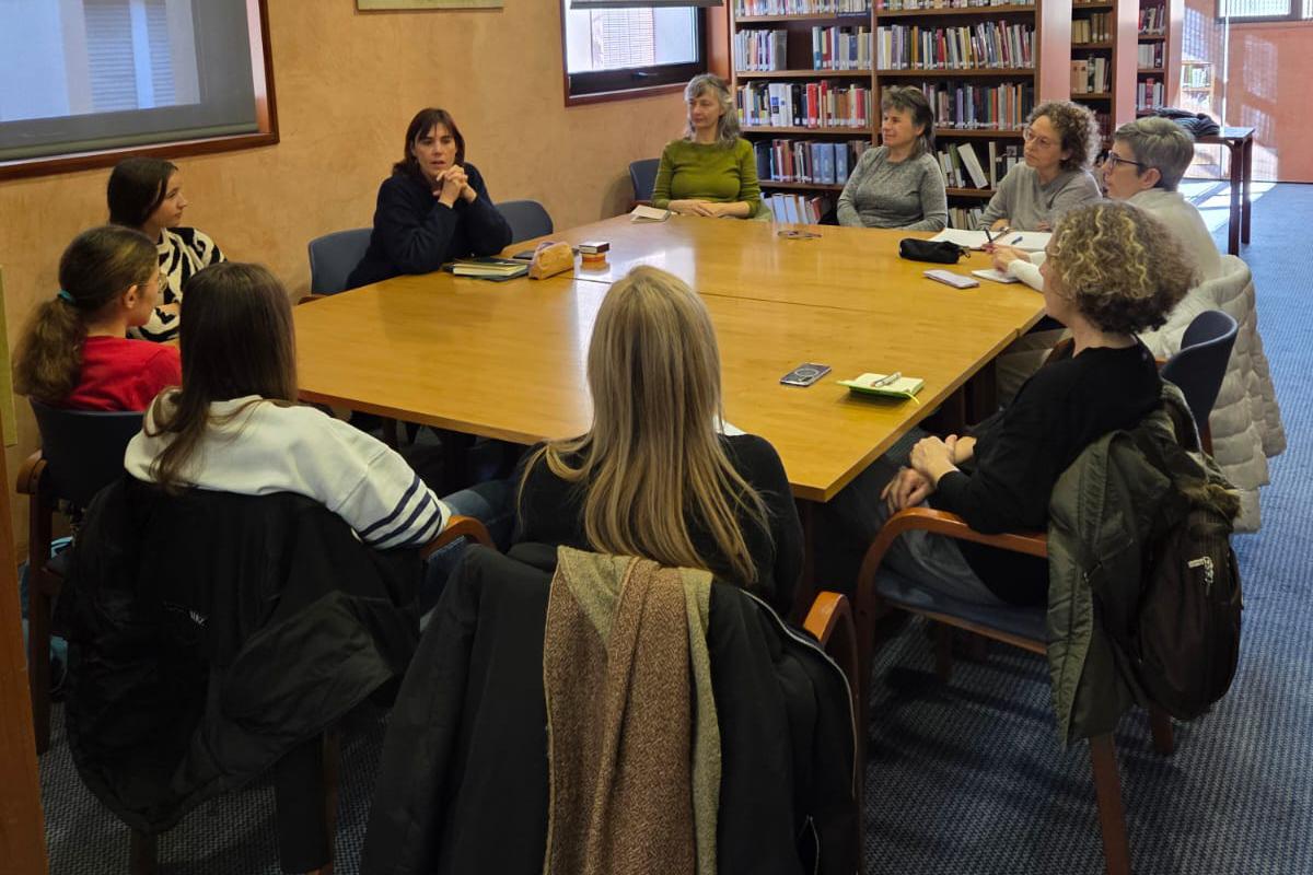 Eva Arasa Teaches Creative Writing Workshop at Marià Vayreda Library