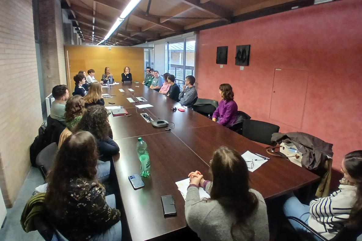 Doctorands en estudis catalans es reuneixen amb joves investigadors, a Girona