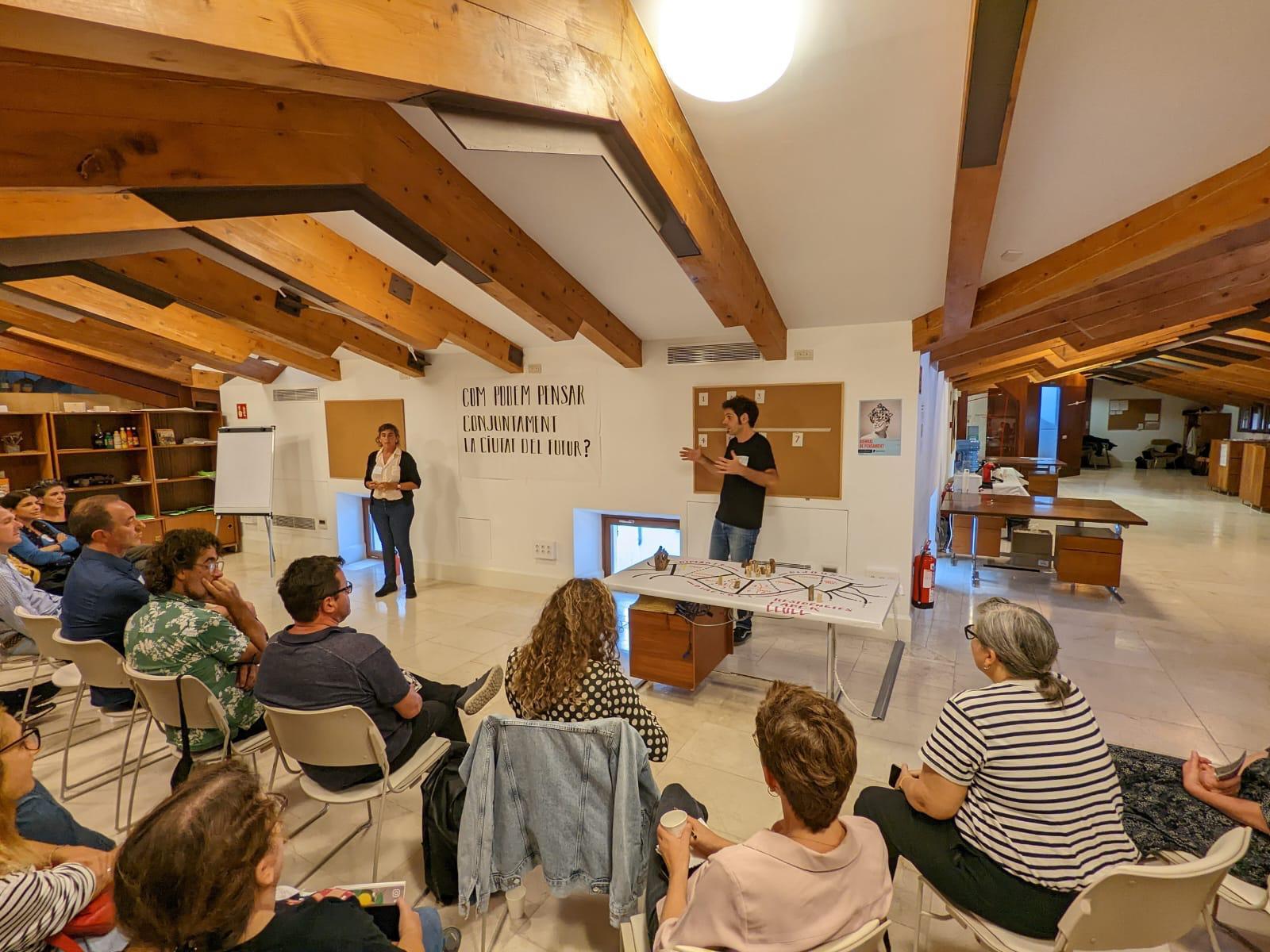Primera sessió de feina conjunta amb entitats locals a la Biennal de Pensament