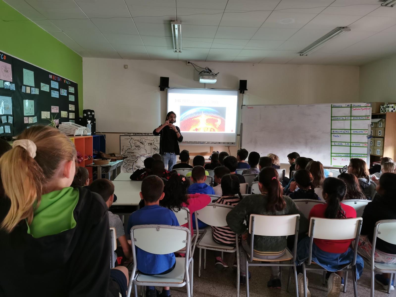 How many volcanoes are there in the world? How many are erupting?, byXavier de Bolòs, resident in Faberllull Olot during the Volcanology stay, speaks at Escola Pia d'Olot about the formation of volcanoes, how many volcanoes there are in the world, how many are erupting, monogenetic and  Xavier Bolós