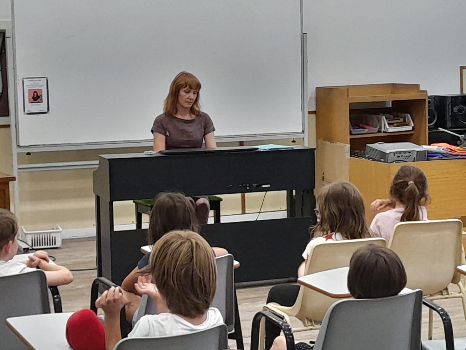 Concert de piano per a nens a l'Escola Pia d'Olot, a càrrec d'Evgenia Marchuk