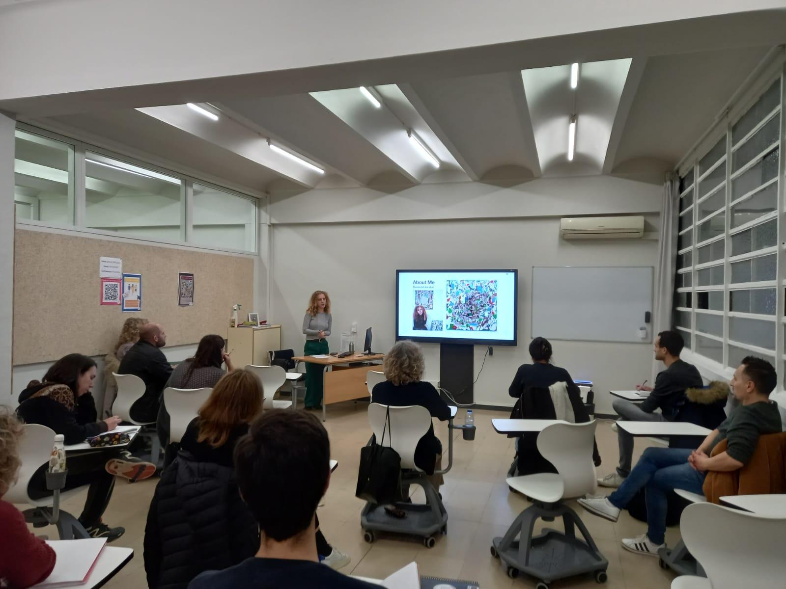 Elaoise Benson shares female abstract painters with students at Olot Official Language School  