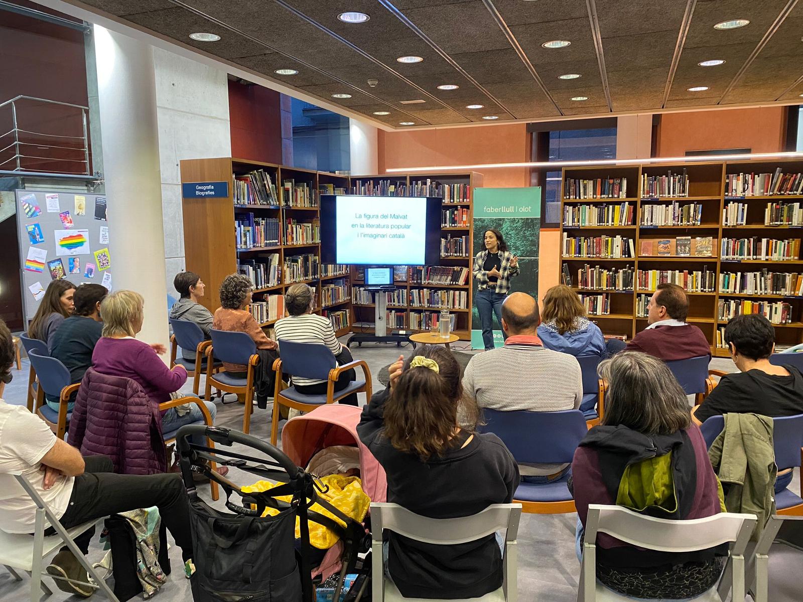 Laia Baldevey parla dels antagonistes a la Biblioteca Marià Vayreda