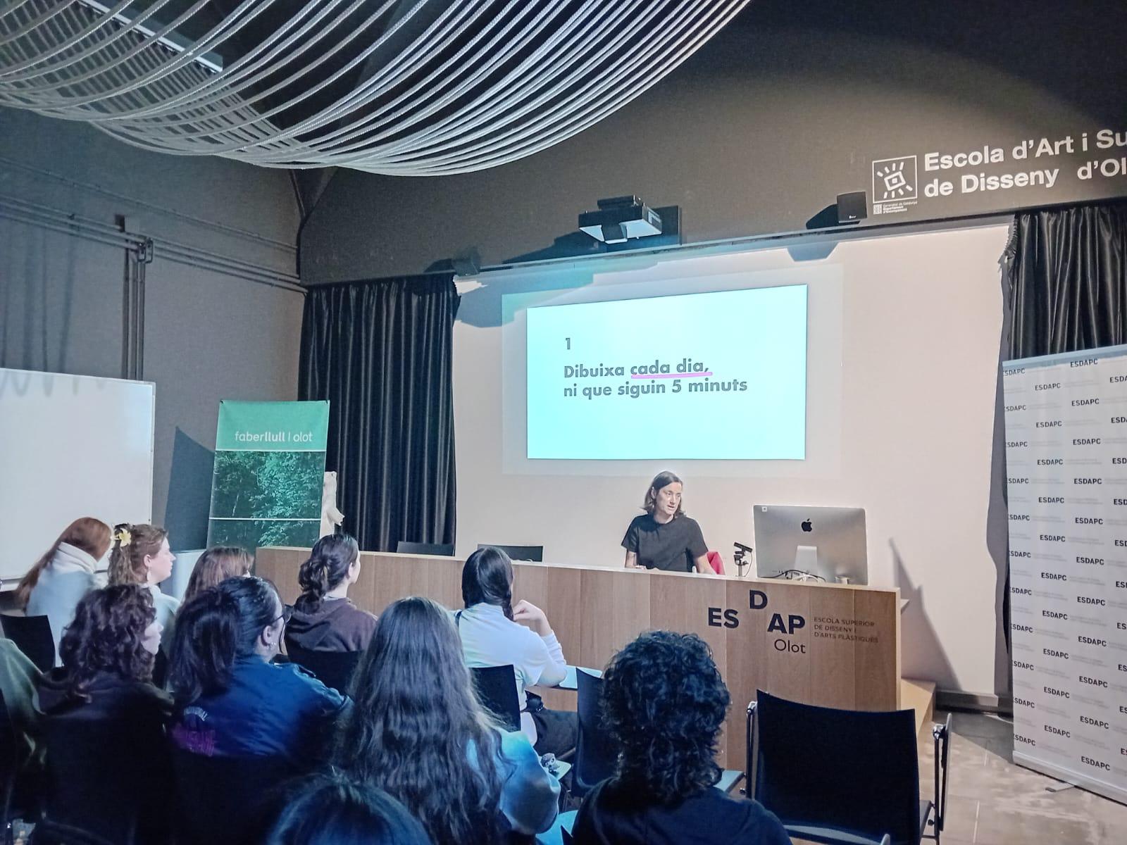 Mar Guixé dona diversos trucs i consells als alumnes de l’Escola d’Art d’Olot