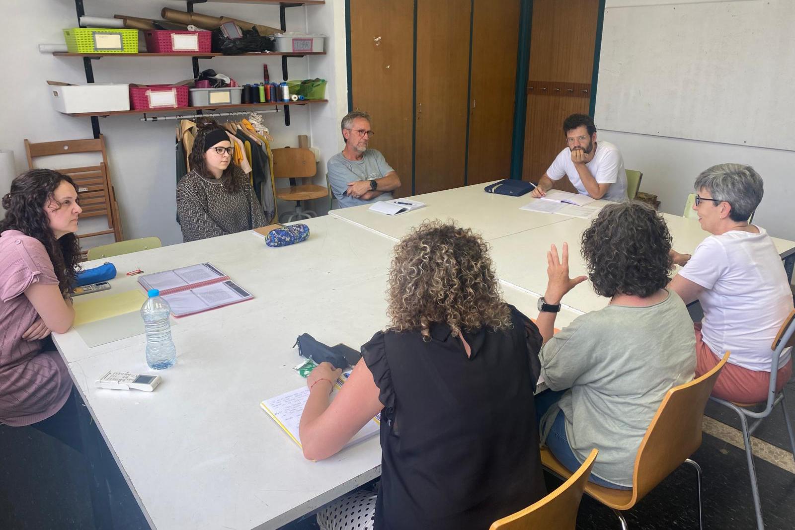 Arià Paco ofereix un taller als alumnes d'escriptura de l'Escola Municipal d'Expressió
