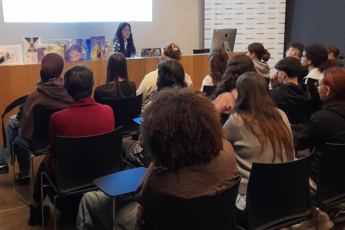 Francesca Corso explica la seva feina als alumnes de l’Escola d’Art d’Olot