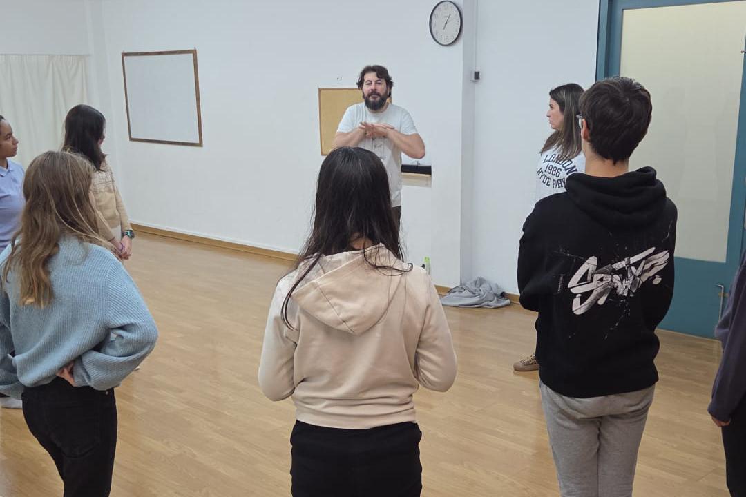 Juanma Casero imparteix un taller de teatre per a joves a l’Escola Municipal d’Expressió