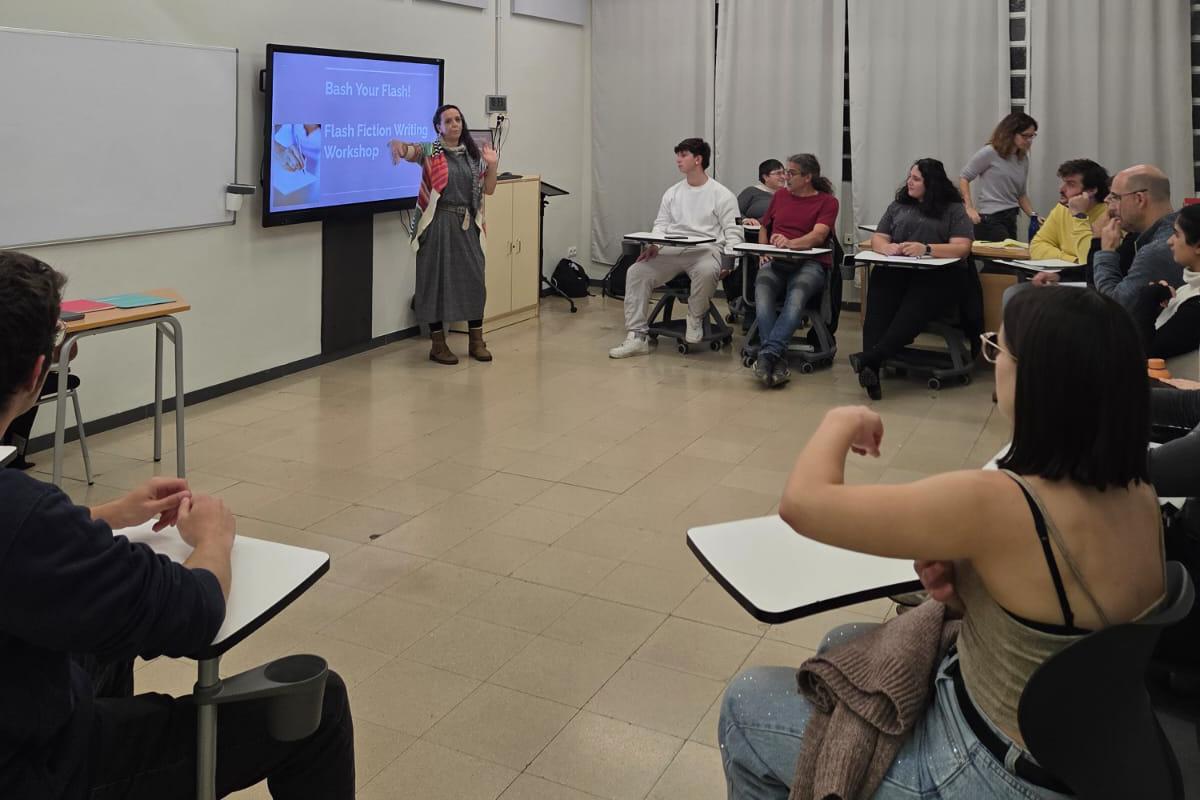 Classe d’escriptura de Jay McKenzie als alumnes de l’Escola Oficial d’Idiomes