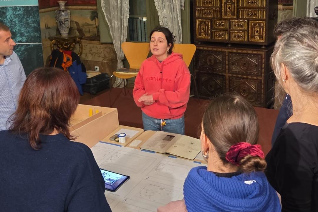 Helena Mateos-Serna presenta el joc de taula ‘Partida’, a Can Trincheria