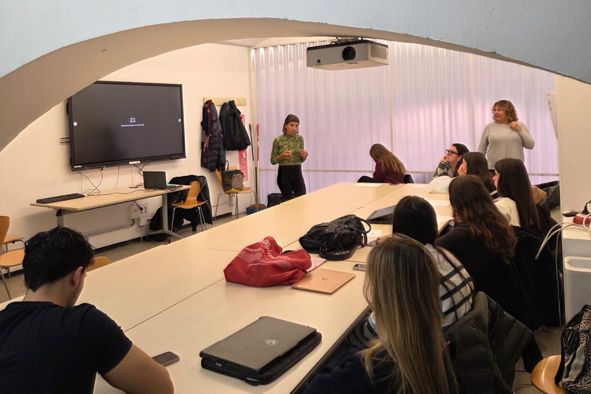 Julieta Rosell presenta la seva investigació sobre cortines als estudiants d’interiorisme