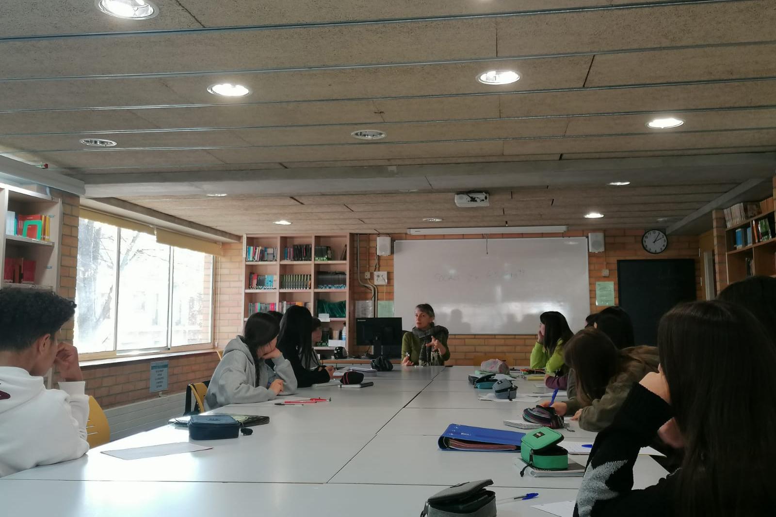 Neva Micheva apropa l’ofici de traducció als alumnes de l’Institut Bosc de la Coma