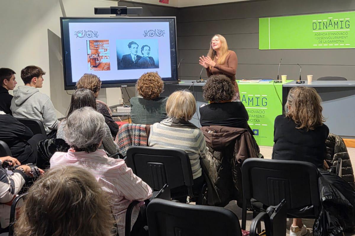 Carme Martí proposa recuperar la memòria familiar en una xerrada a Olot