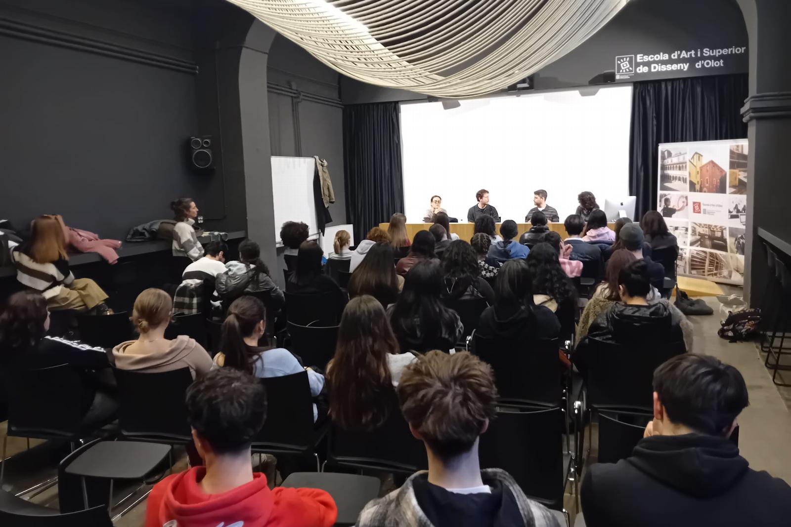 Alumnes de l’Escola d’Art d’Olot coneixen el procés creatiu de tres guionistes